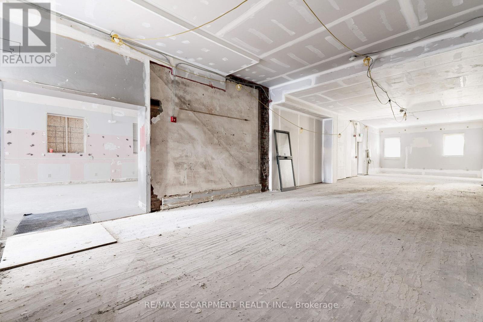 90 John Street S Property Photo 13