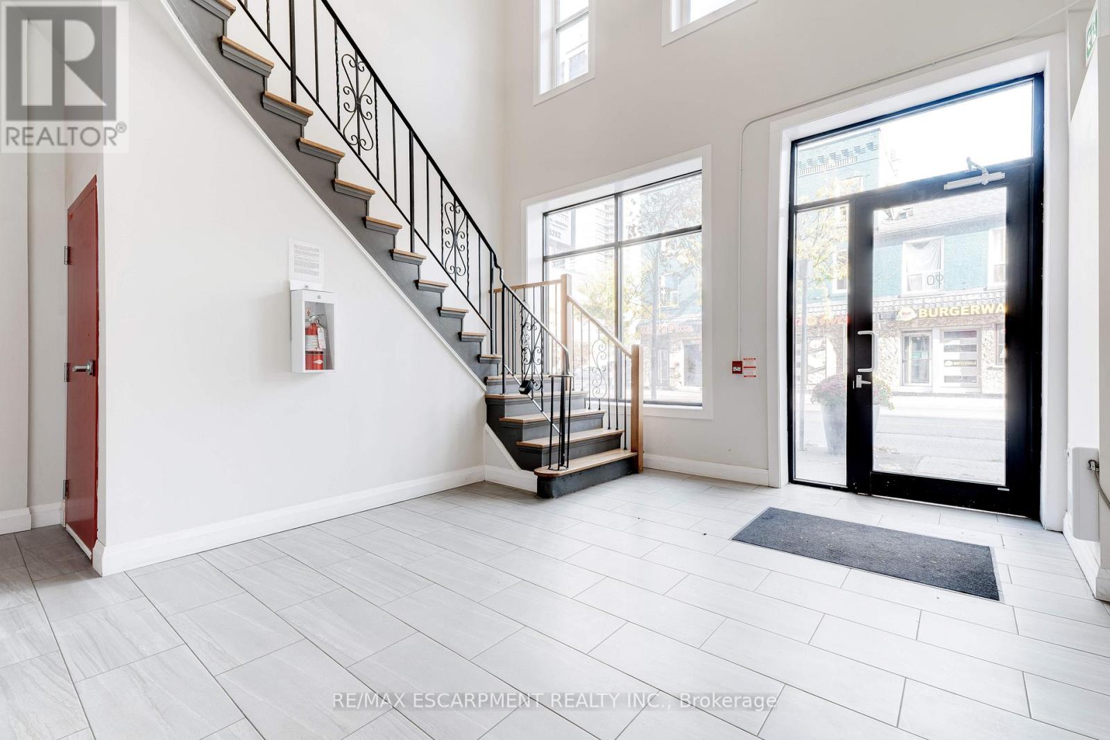 90 John Street S Property Photo 14