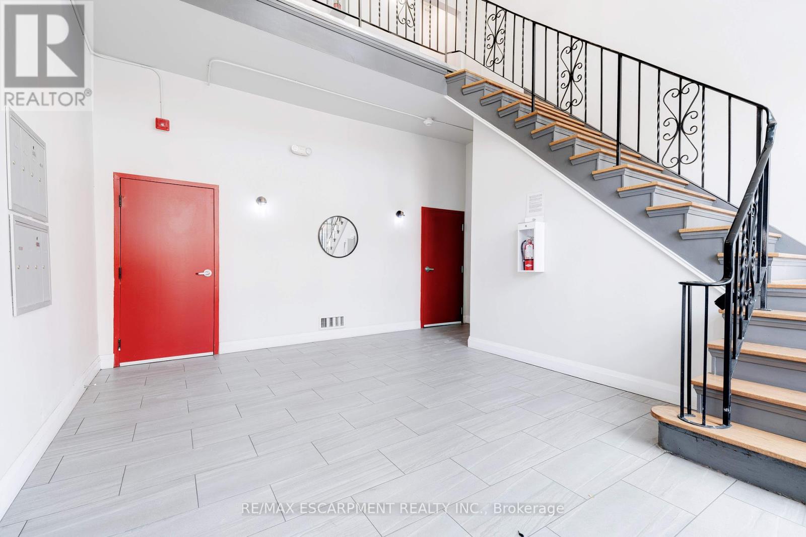 90 John Street S Property Photo 15