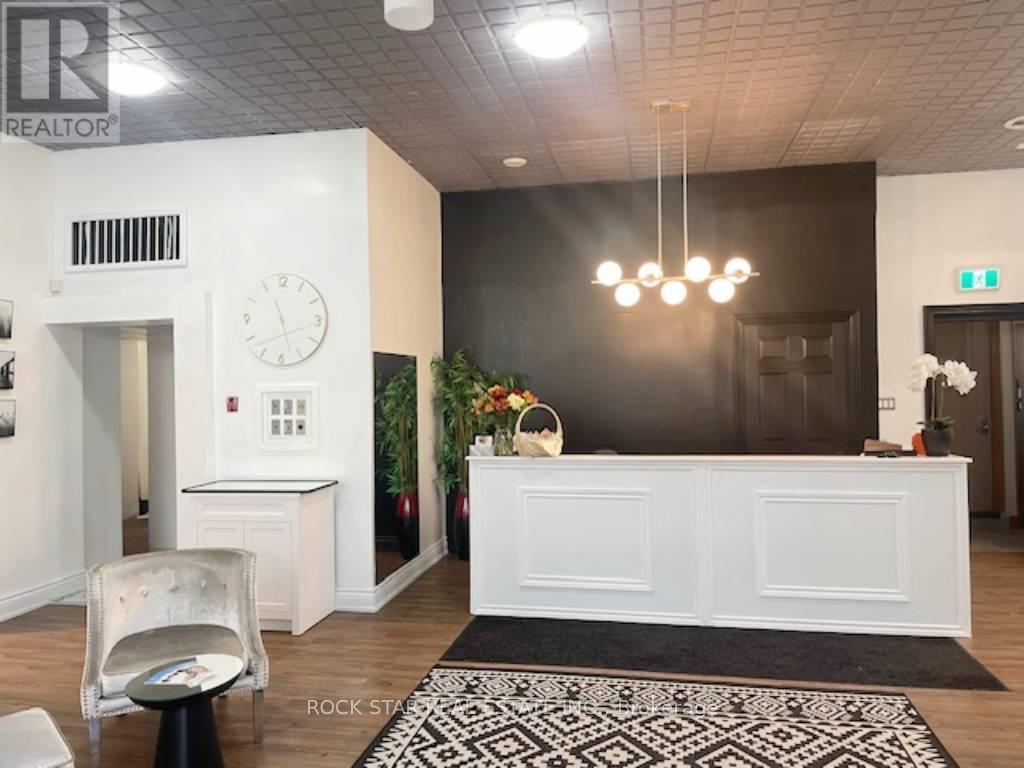 19 King Street W Property Photo 2