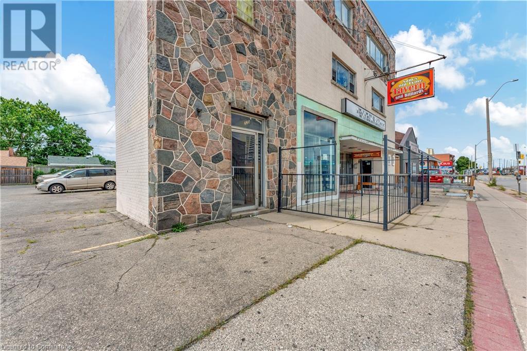 225 Parkdale Avenue N Property Photo 2