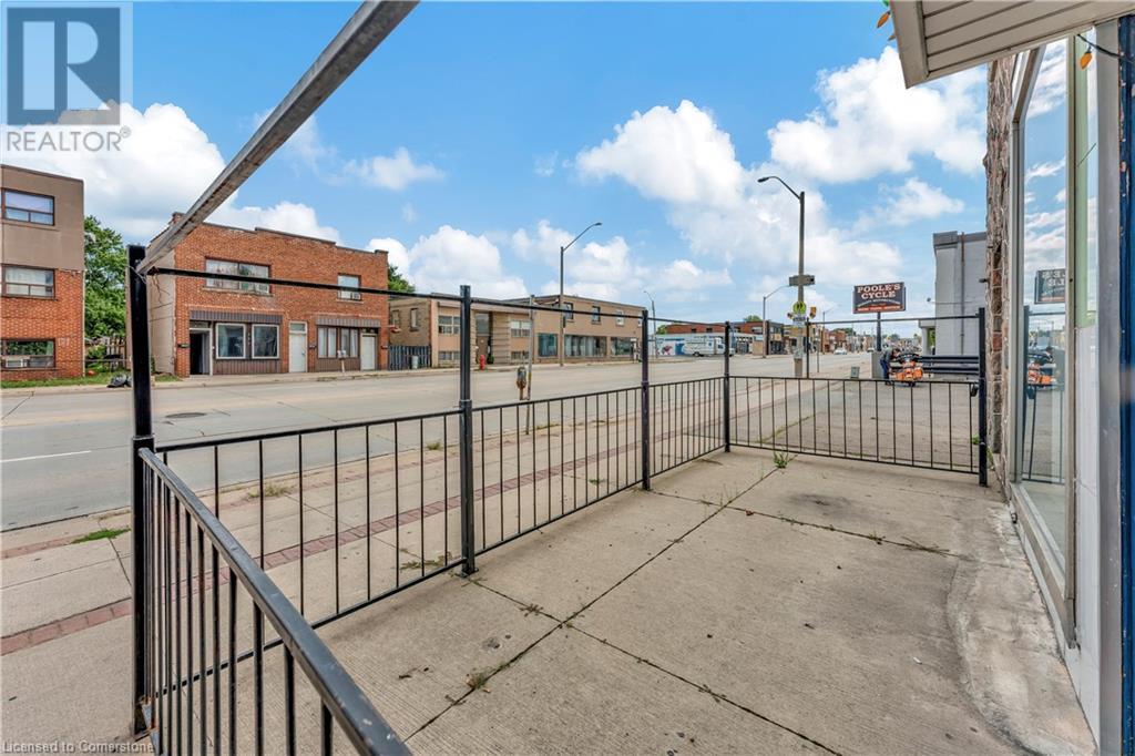 225 Parkdale Avenue N Property Photo 3