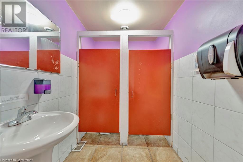 225 Parkdale Avenue N Property Photo 12