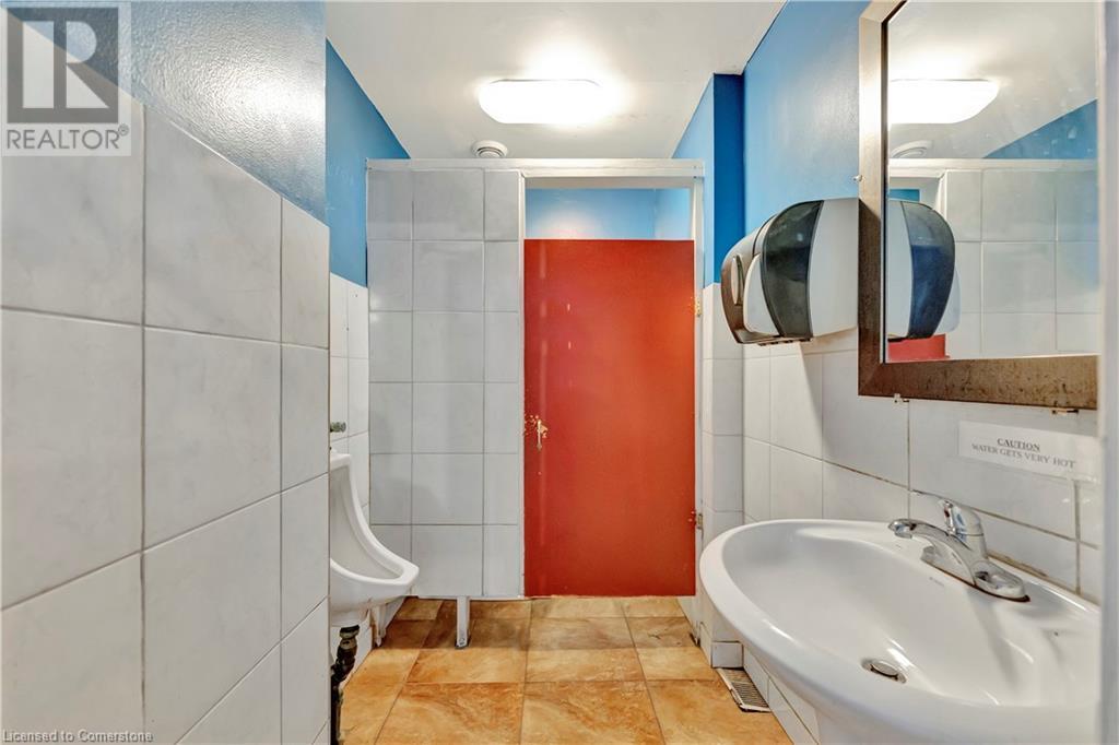 225 Parkdale Avenue N Property Photo 13