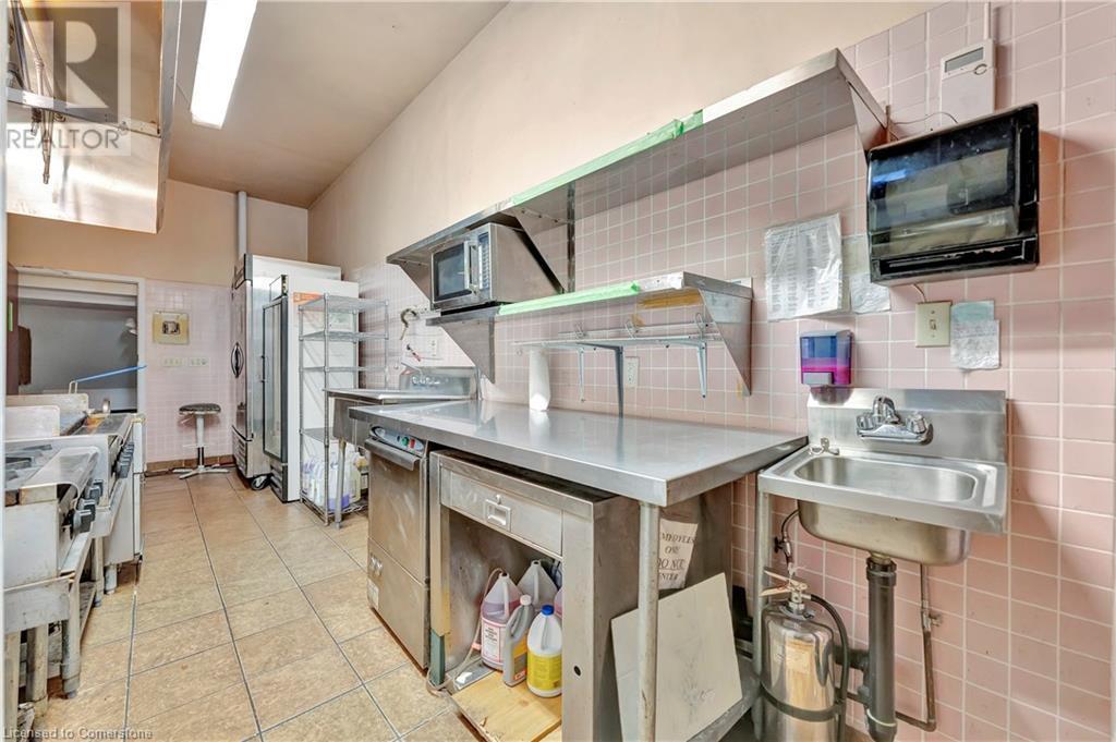225 Parkdale Avenue N Property Photo 15
