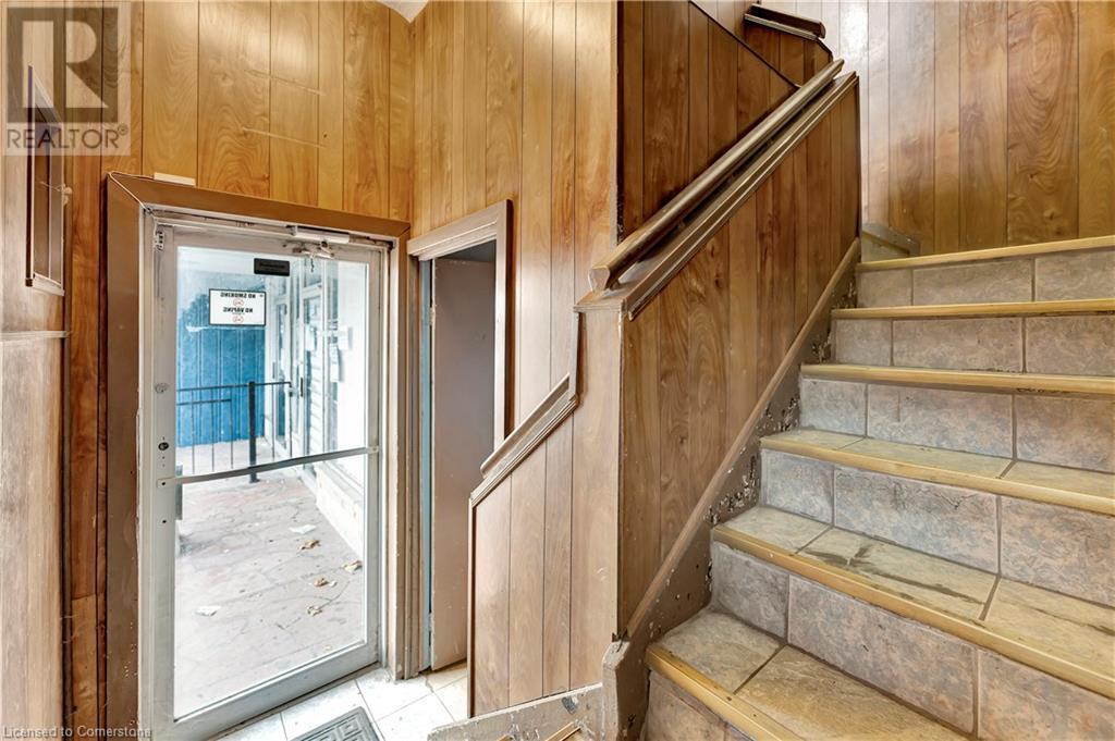225 Parkdale Avenue N Property Photo 17
