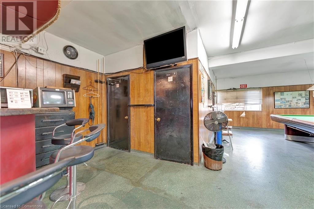 225 Parkdale Avenue N Property Photo 22