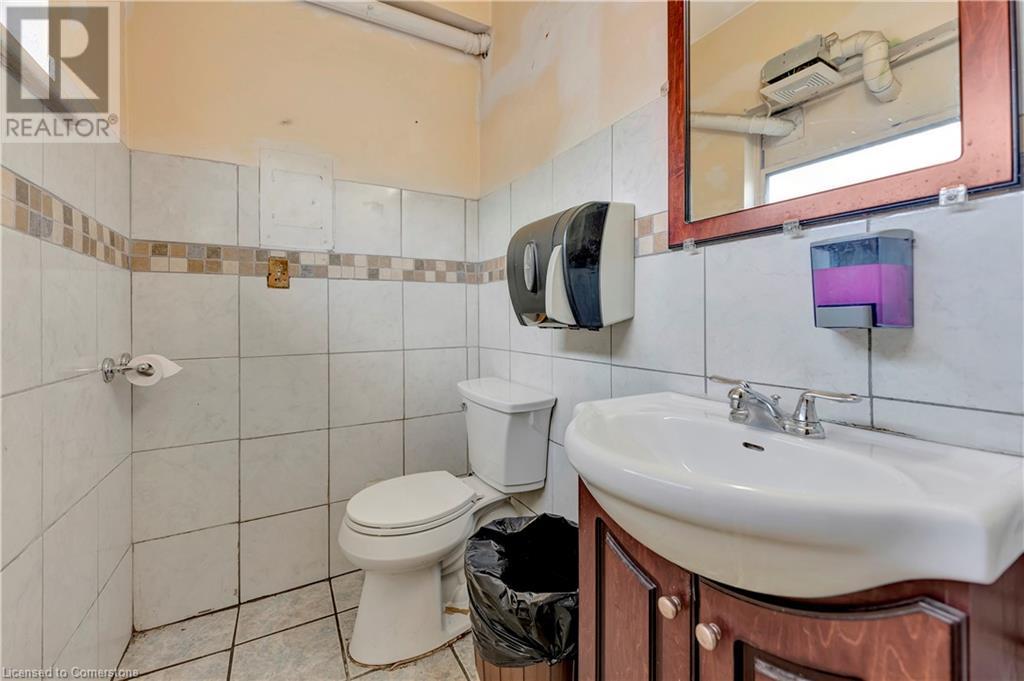 225 Parkdale Avenue N Property Photo 23