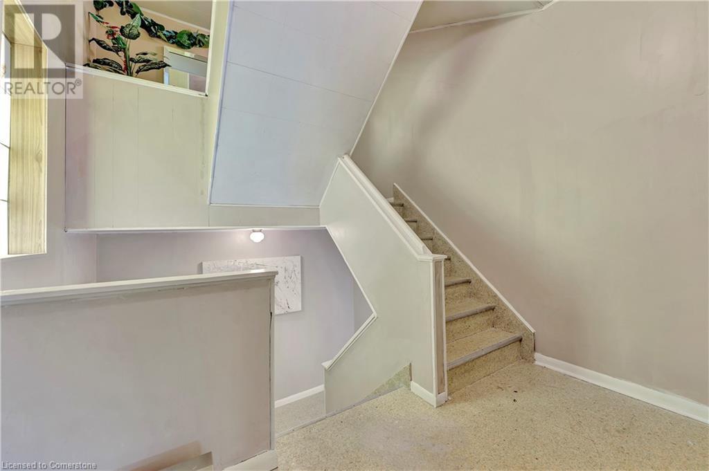 225 Parkdale Avenue N Property Photo 24