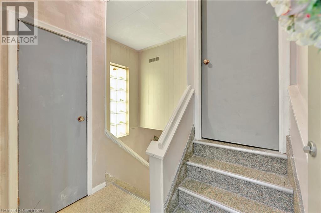 225 Parkdale Avenue N Property Photo 25