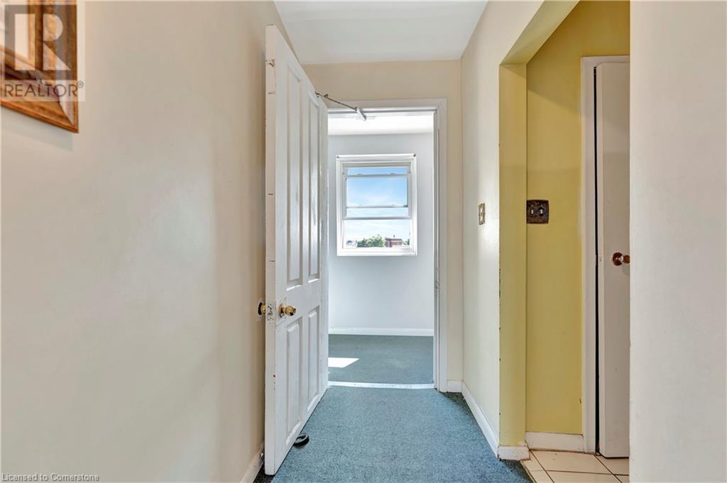 225 Parkdale Avenue N Property Photo 26
