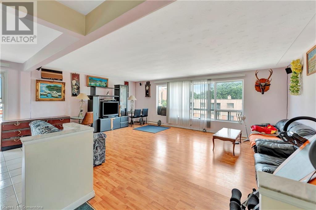 225 Parkdale Avenue N Property Photo 27