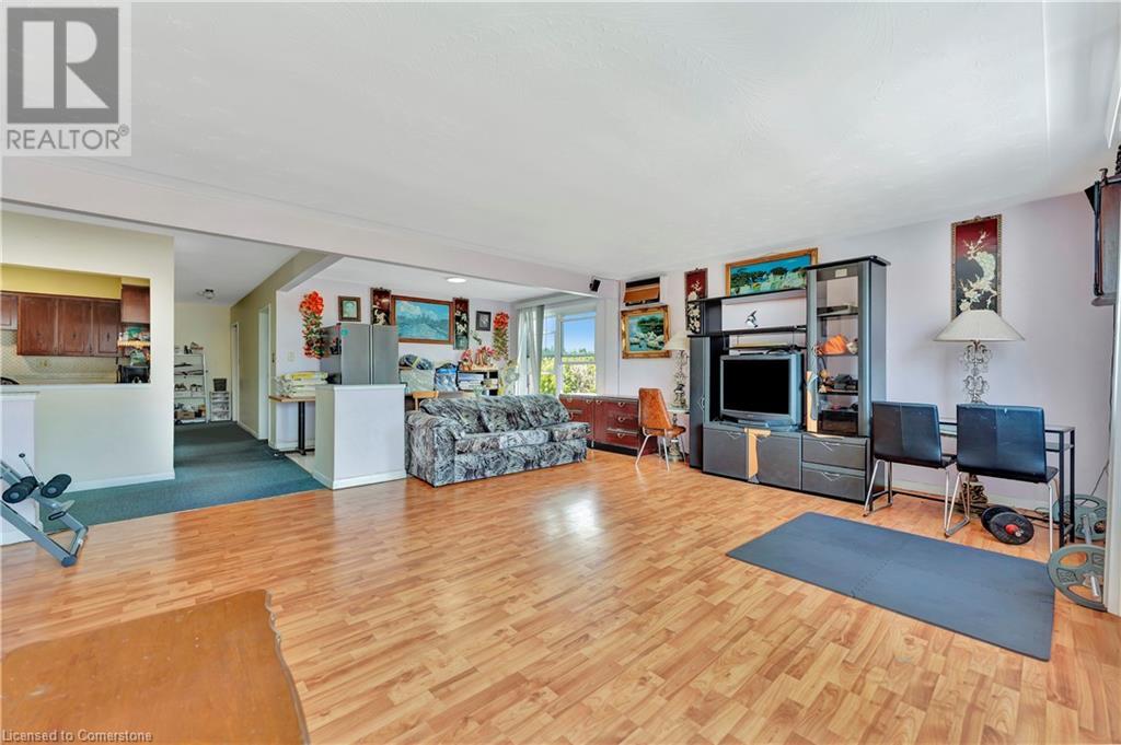 225 Parkdale Avenue N Property Photo 28