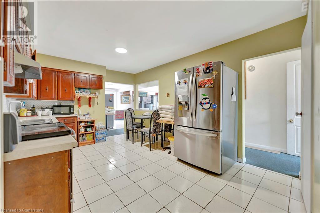 225 Parkdale Avenue N Property Photo 29