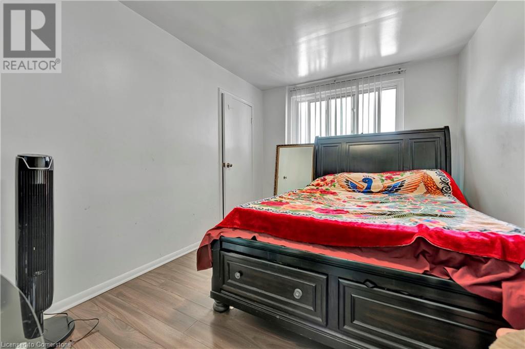 225 Parkdale Avenue N Property Photo 31