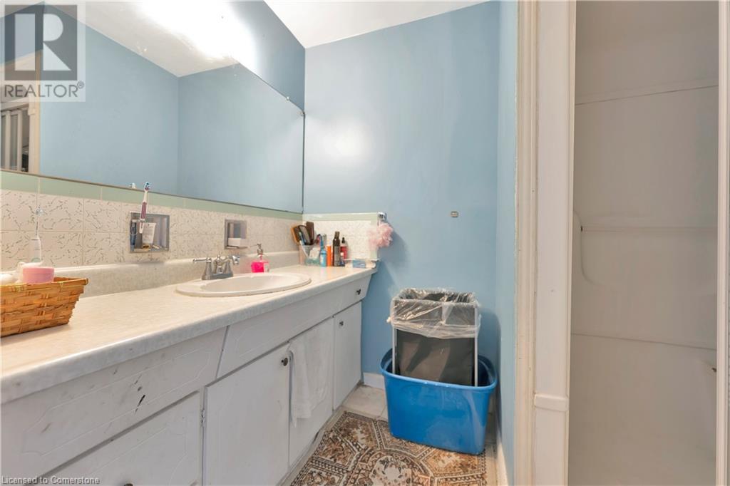 225 Parkdale Avenue N Property Photo 32