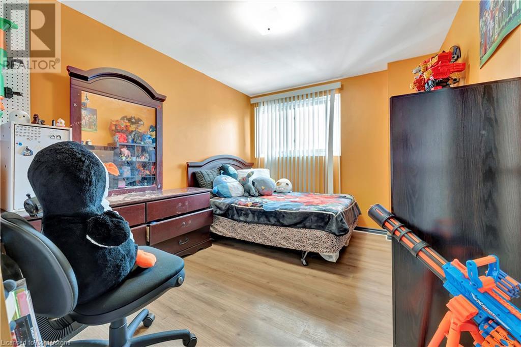 225 Parkdale Avenue N Property Photo 33