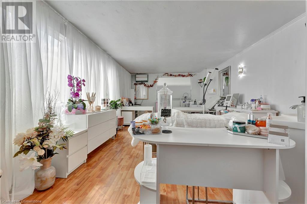 225 Parkdale Avenue N Property Photo 35