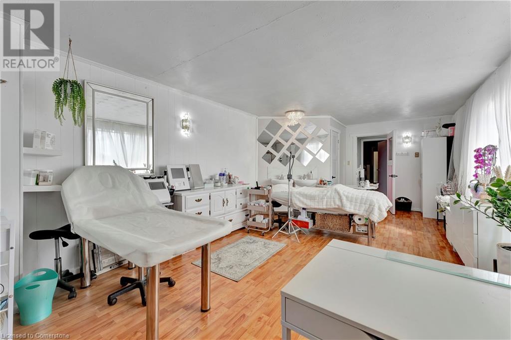 225 Parkdale Avenue N Property Photo 36