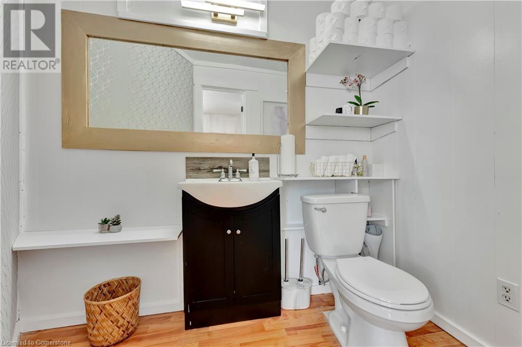 225 Parkdale Avenue N Property Photo 37