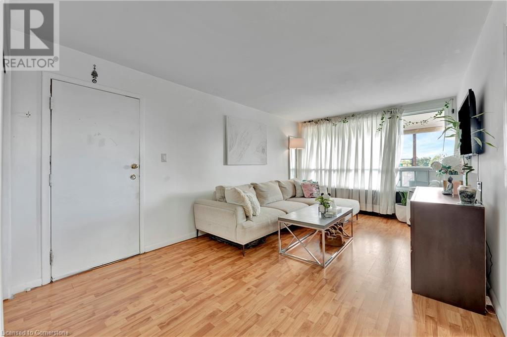 225 Parkdale Avenue N Property Photo 40