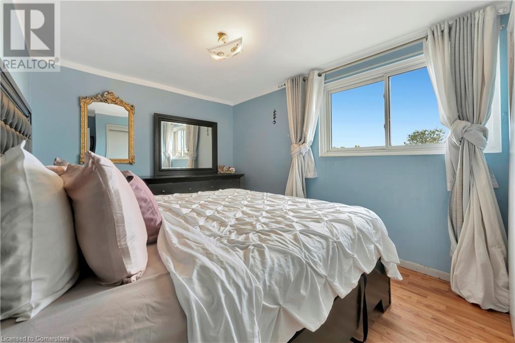 225 Parkdale Avenue N Property Photo 41