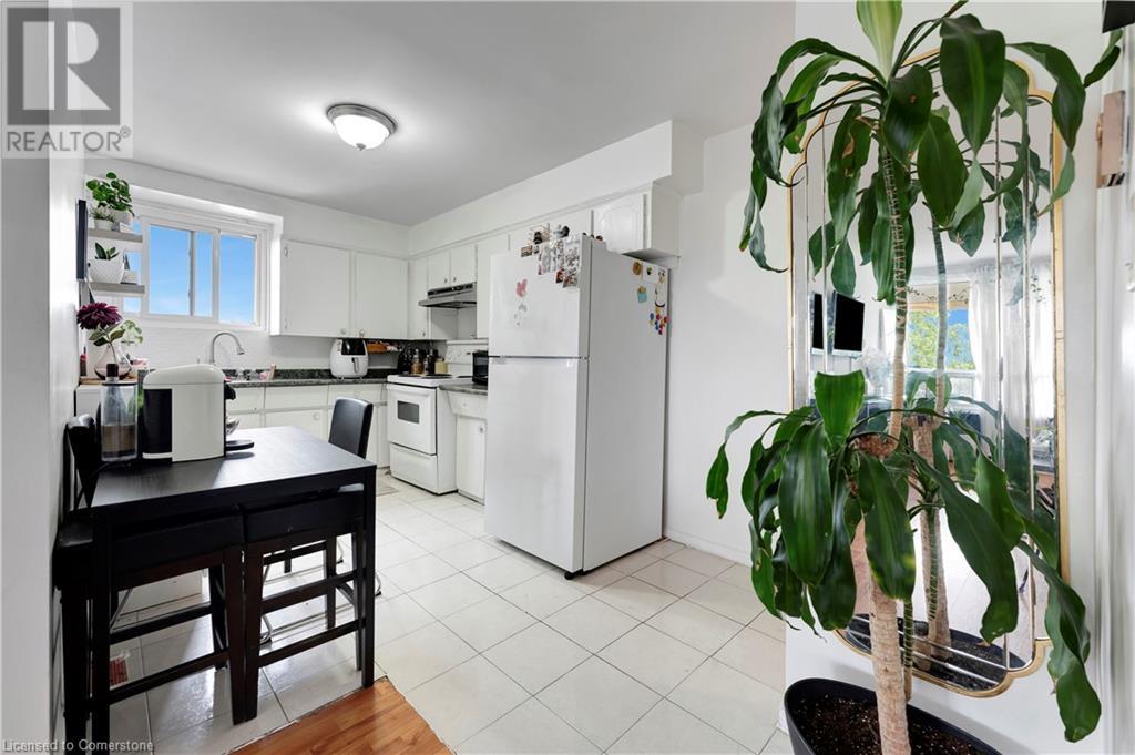 225 Parkdale Avenue N Property Photo 42