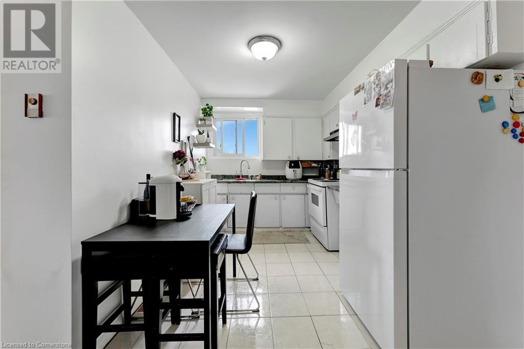 225 Parkdale Avenue N Property Photo 43