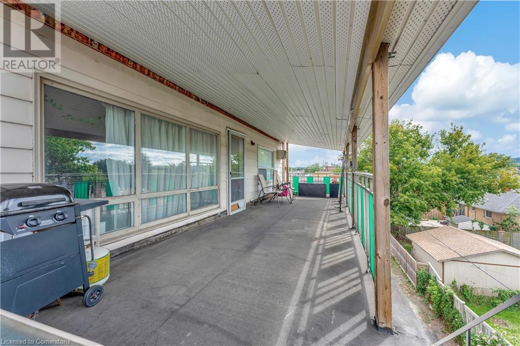 225 Parkdale Avenue N Property Photo 46
