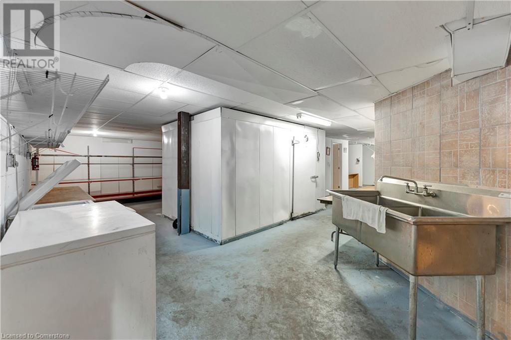 225 Parkdale Avenue N Property Photo 47