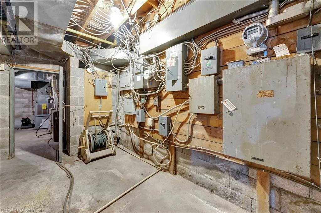 225 Parkdale Avenue N Property Photo 49