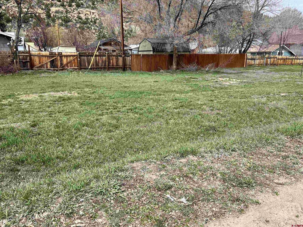 901 Railroad Ave Property Photo 2