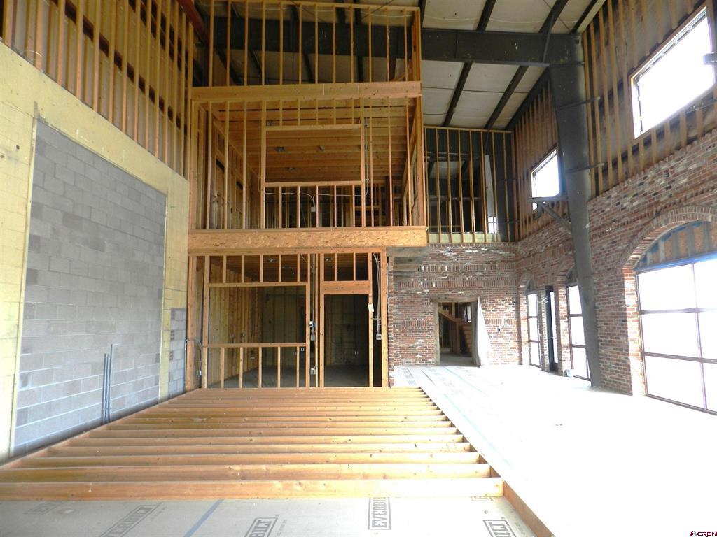 2520 N River Road Property Photo 14