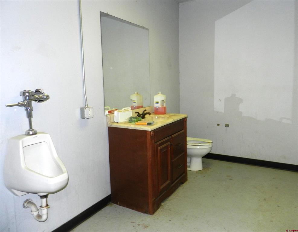 2520 N River Road Property Photo 20