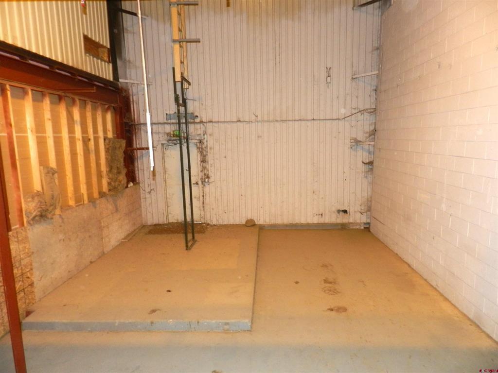 2520 N River Road Property Photo 24