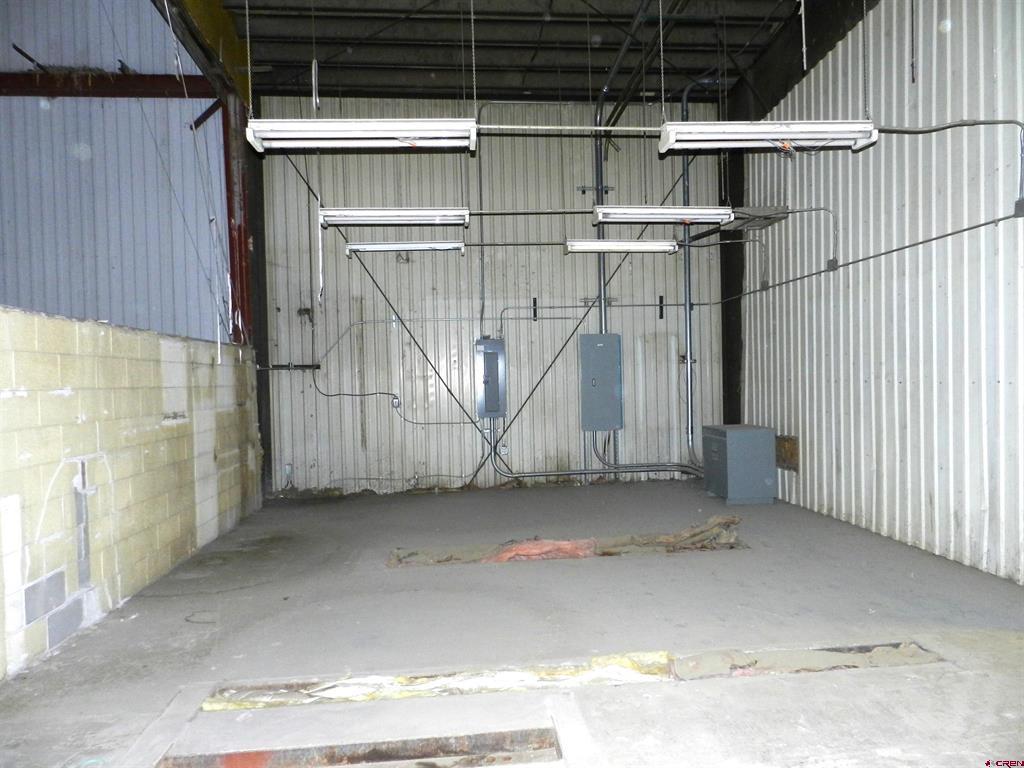2520 N River Road Property Photo 25