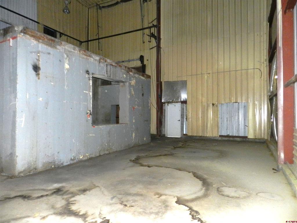 2520 N River Road Property Photo 26