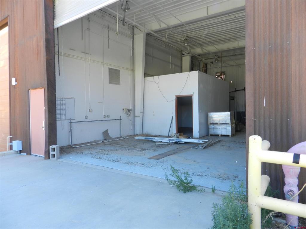 2520 N River Road Property Photo 28