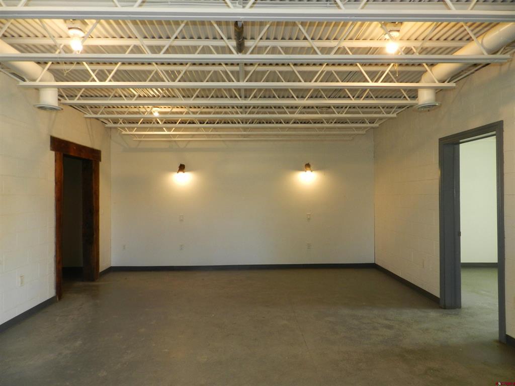 2520 N River Road Property Photo 31