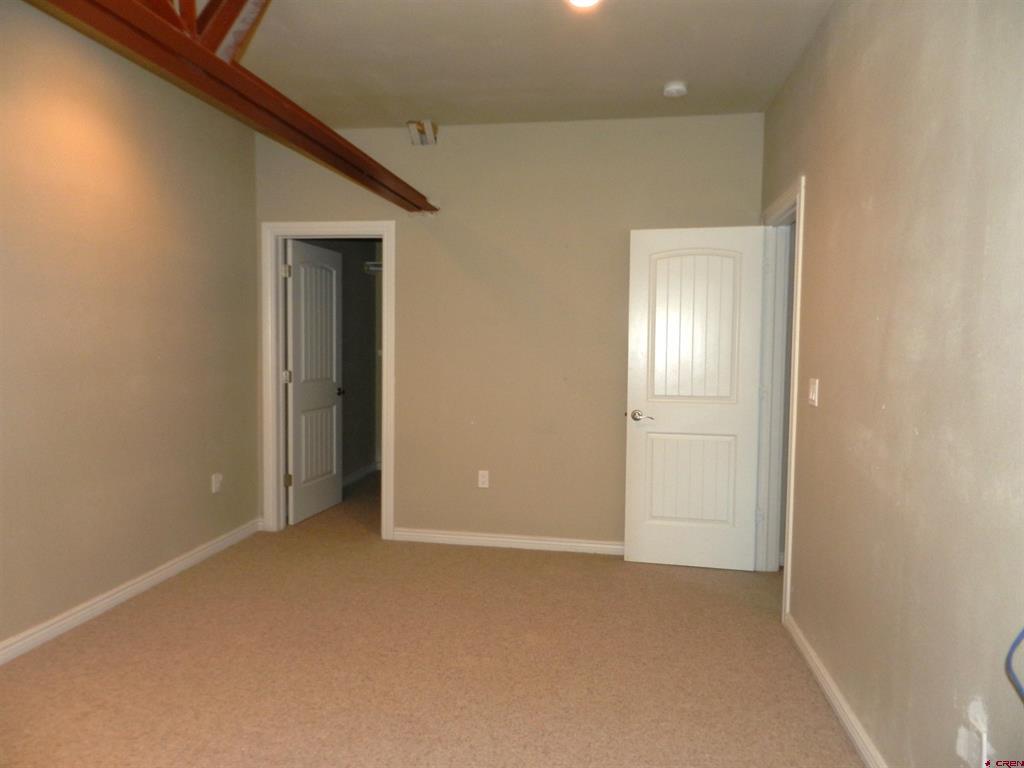 2520 N River Road Property Photo 32