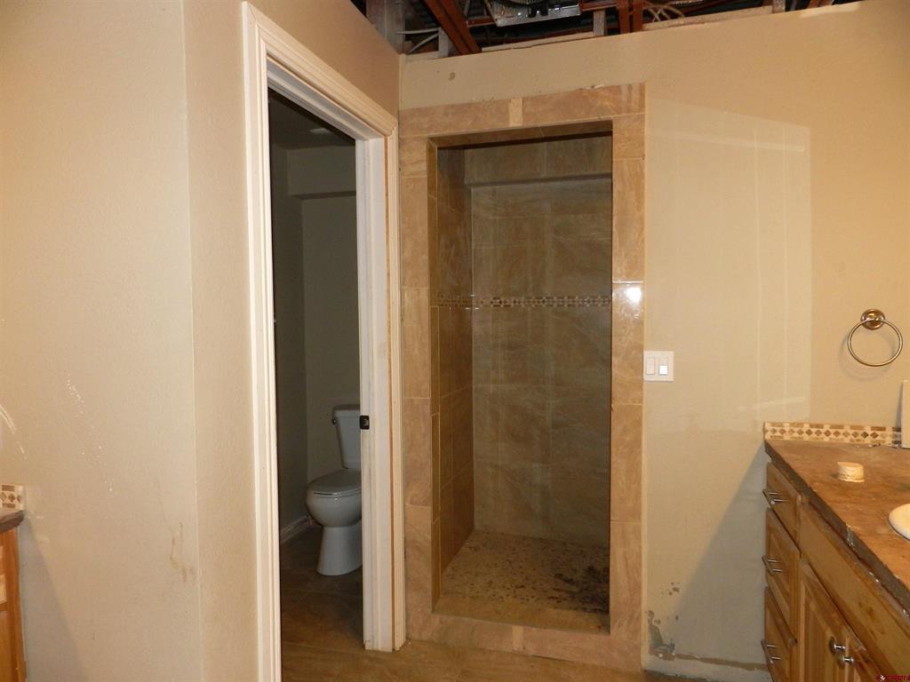 2520 N River Road Property Photo 33