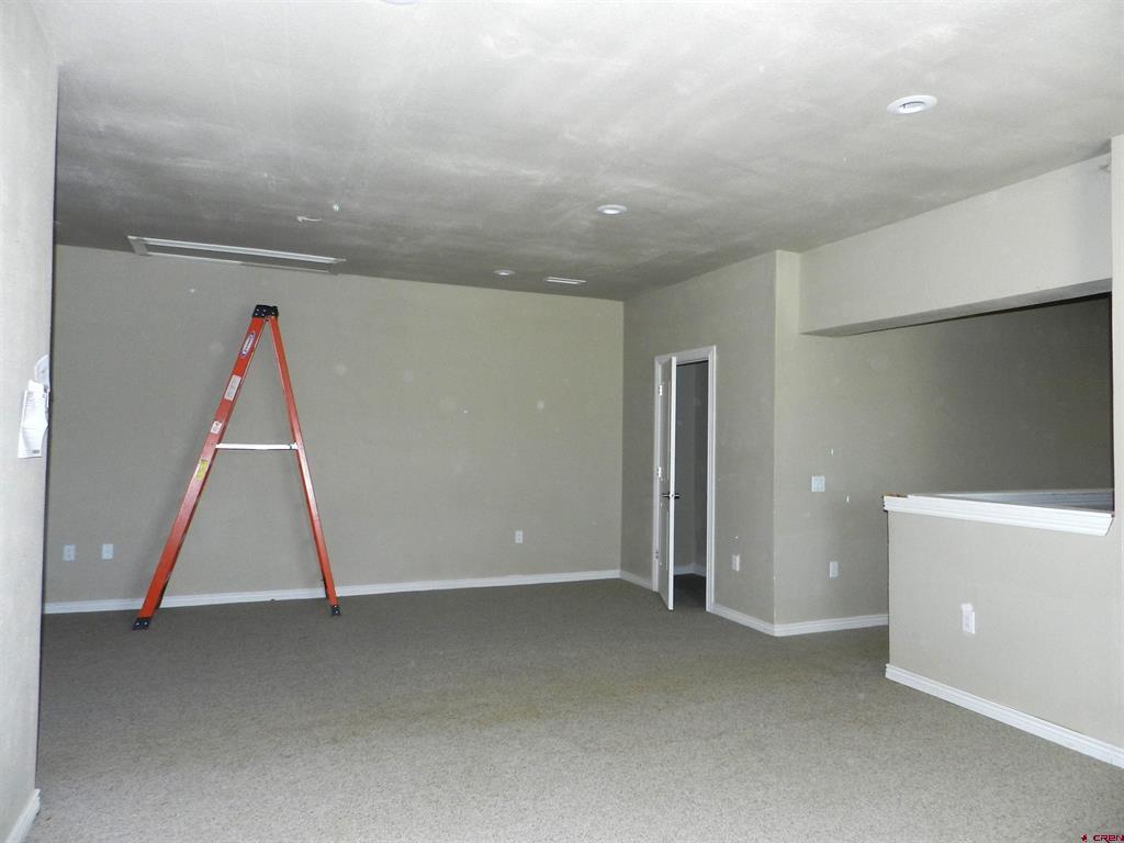 2520 N River Road Property Photo 34