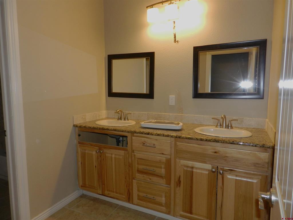 2520 N River Road Property Photo 35