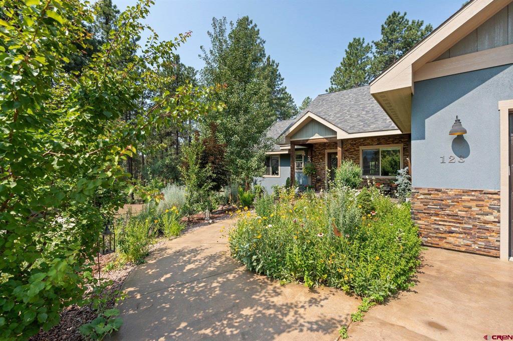 123 Big Bend Court Property Photo 1