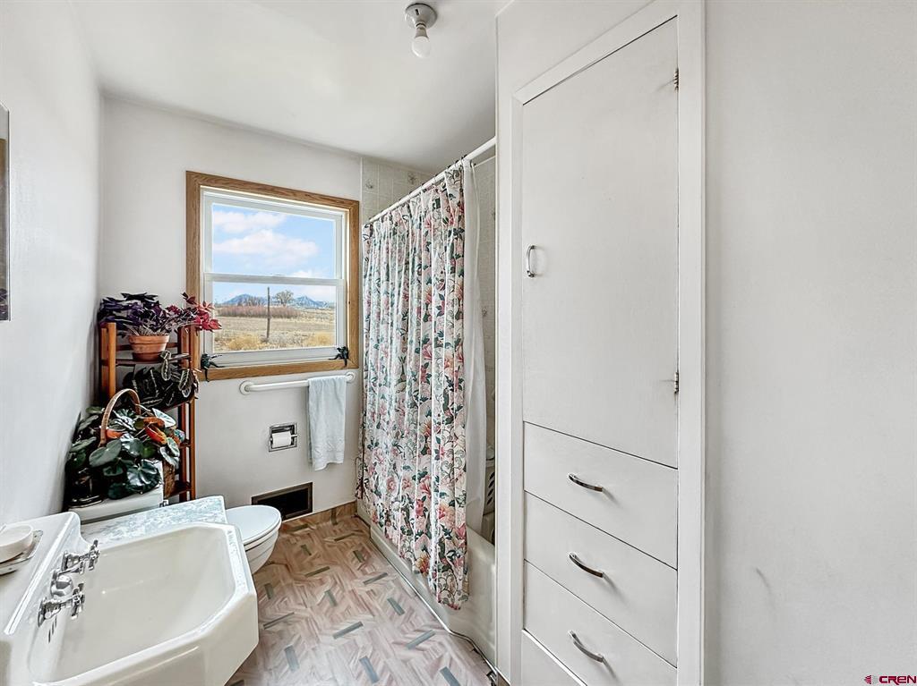 25593 North Road Property Photo 19