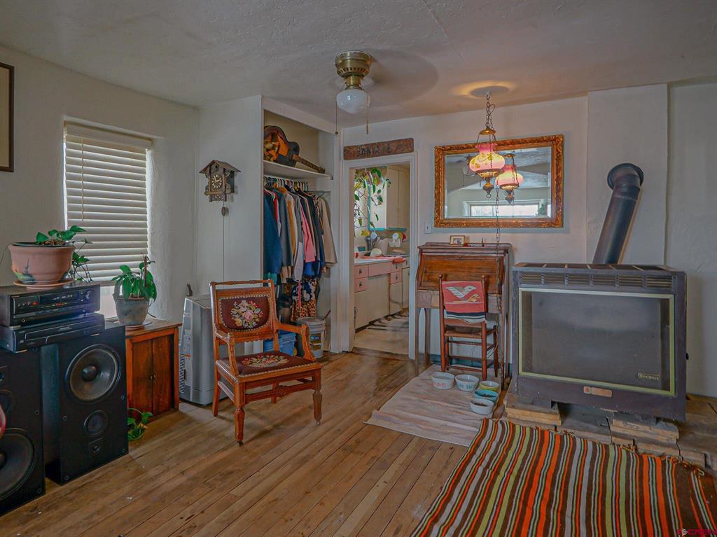 623 W 6th Street Property Photo 4