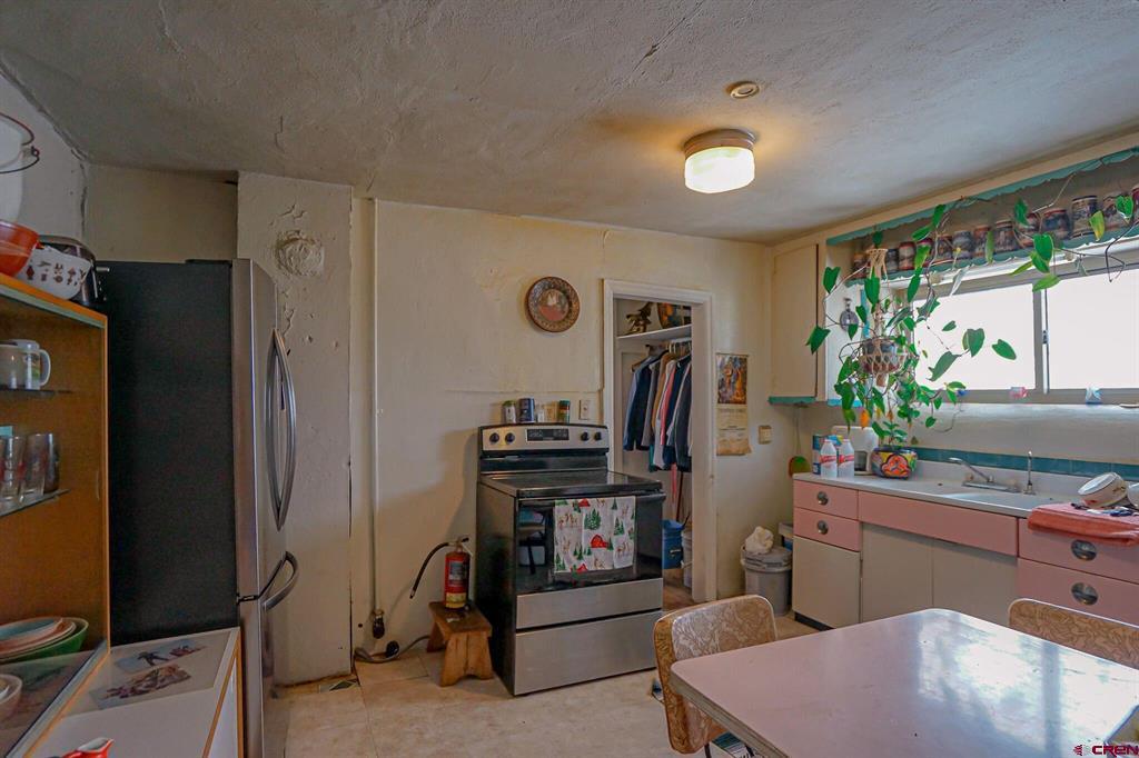 623 W 6th Street Property Photo 8