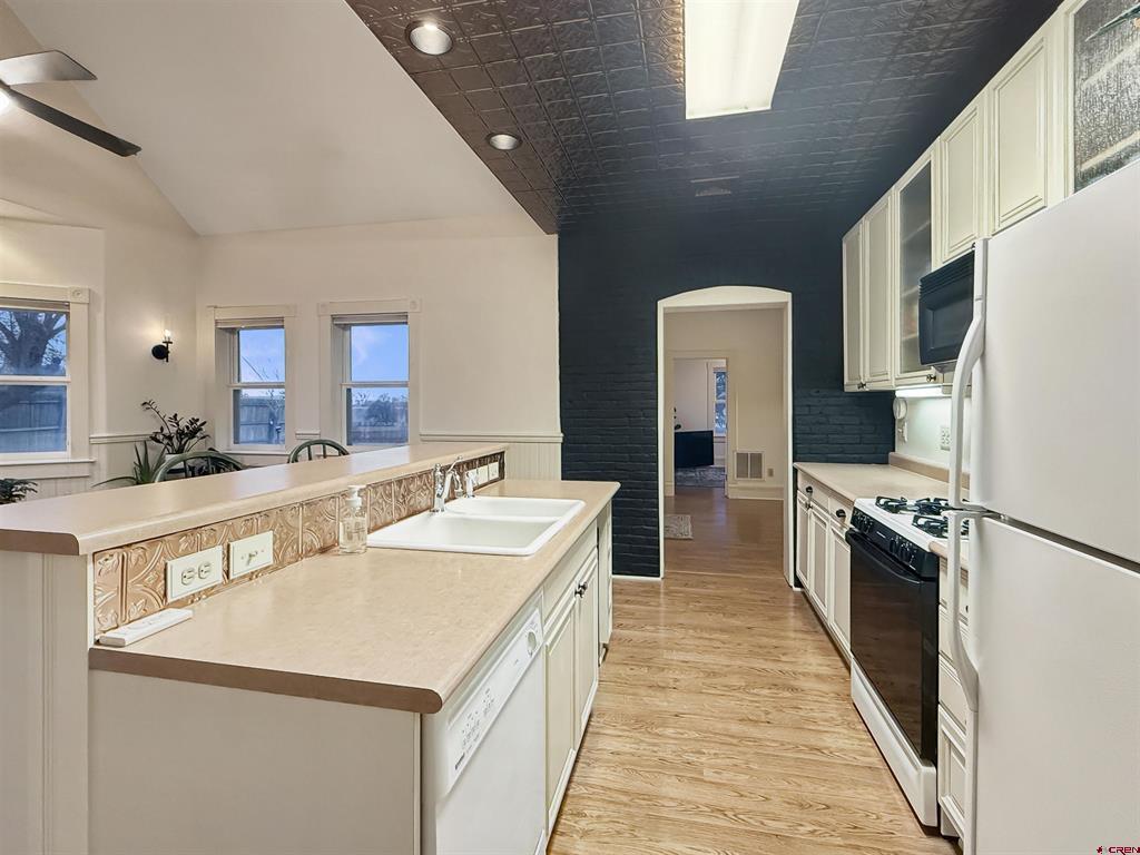 127 Niagara Avenue Property Photo 6