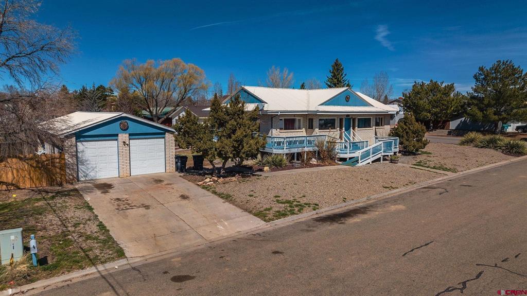 1712 E Downey Avenue Property Photo 1