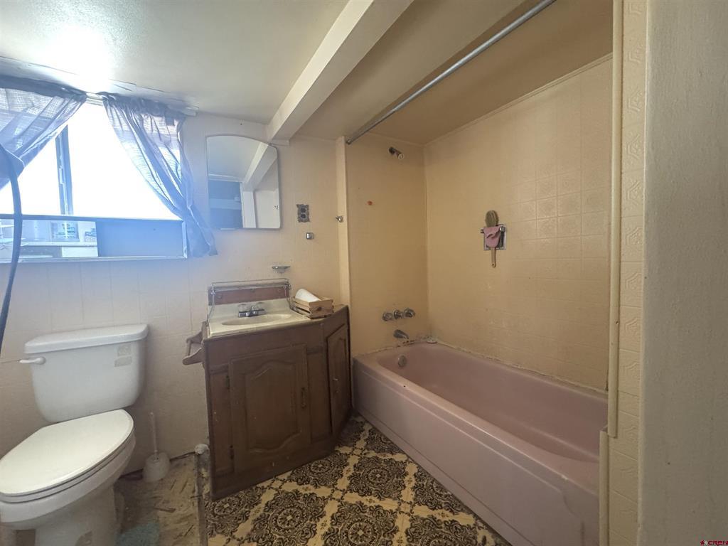 1330 W 7th St. Property Photo 7